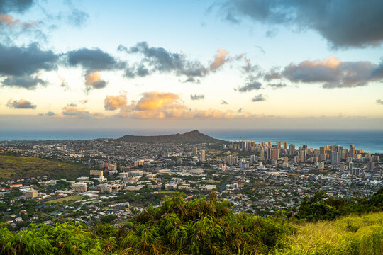 Tantalus Lookout at sunset, Puu Ualakaa State Park Honolulu.