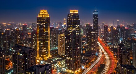 Obraz premium Vibrante horizonte nocturno de una ciudad con rascacielos iluminados y semáforos – Metrópolis urbana