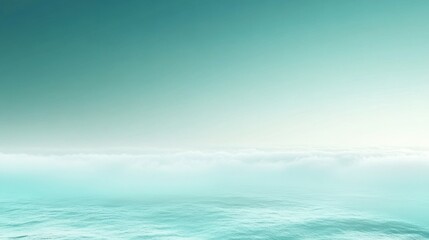 Obraz premium Peaceful sea waves meeting cloudy sky in an ethereal scene