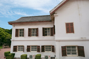 Obraz premium Vintage window of a building, National Museum of King Narai, Thailand