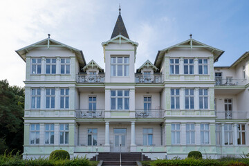 Fototapeta premium Renovierte Villa an der Promenade, Bäderarchitektur, Ostseebad Zinnowitz, Insel Usedom, Ostsee, Mecklenburg-Vorpommern, Deutschland, Europa
