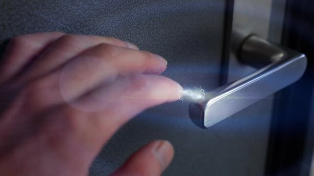 レバー式のドアノブに手で触ろうとするときに発生する静電気の電撃
