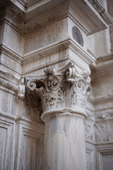 capital of antique column