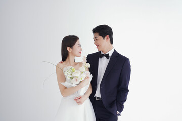 屋内で撮影をした若い男女のウエディングポートレート