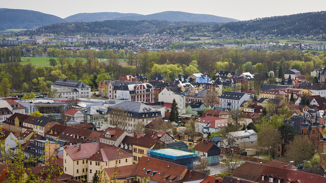 Weitwinkel-Panorama mit Blick &uuml;ber die D&auml;cher der Stadt Rudolstadt im Saaletal bis hin zu den bewaldeten H&ouml;hen des Th&uuml;ringer Schiefergebirges, Th&uuml;ringen, Deutschland