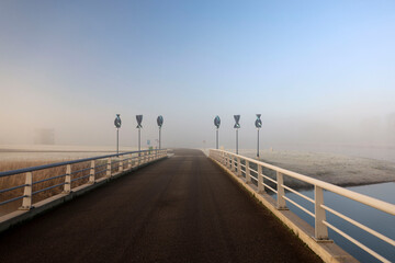 Obraz premium Fields in the Eendragtspolder full of frost in the fog on a cold February morning in Zevenhuizen near the Willem-Alexanderbaan rowing course