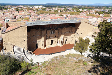 Vue d'ensemble du théâtre romain d'orange dans son environnement.