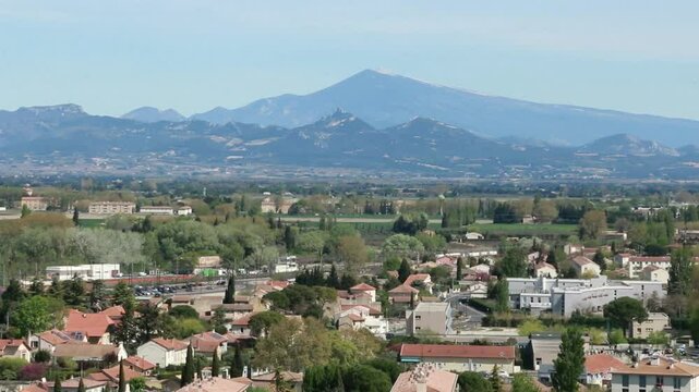 La plaine du Vaucluse, les dentelles de Montmirail et dans le lointain, le mont Ventoux.