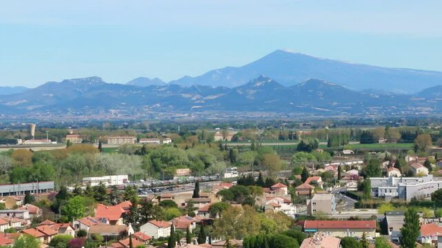 La plaine du Vaucluse, les dentelles de Montmirail et dans le lointain, le mont Ventoux.