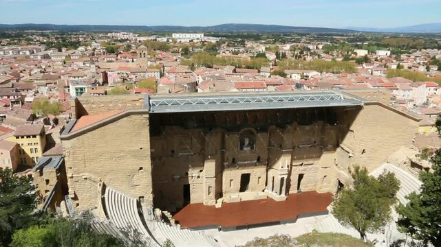 Vue d'ensemble du th&eacute;&acirc;tre romain d'orange dans son environnement.