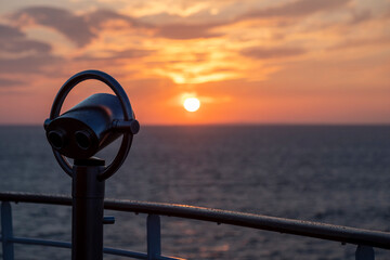 Fernrohr auf dem Schiff Sonnenuntergang 
