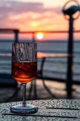 Coctail im Sonnenuntergang am Meer Schiff