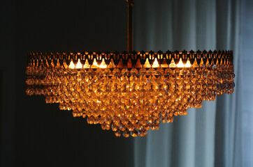 Antiker Kronleuchter mit vielen Glaskristallen