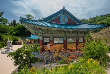 Obraz premium Naksansa Korean Buddhist temple complex in the Jogye order in Gangwon Province South Korea