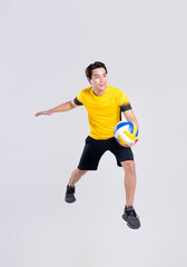 Obraz premium Chân dung người đàn ông châu Á chơi bóng chuyền trên nền trắng