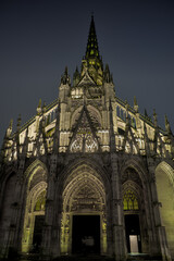 Fototapeta premium Eglise Saint-Maclou illuminée de nuit à Rouen . Style gothique. Normandie