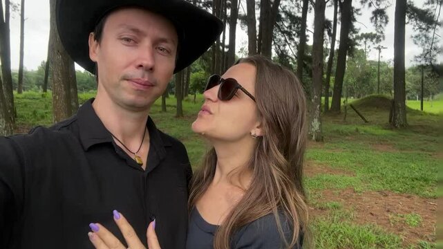 Mulher beija marido na area rural 
