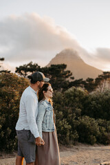 Paar vor dem Signal Hill bei Sonnenuntergang, Kapstadt, Südafrika