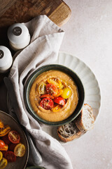 Hummus de tomate en tres texturas