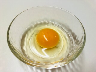 ガラスの器に入った生卵　鶏卵