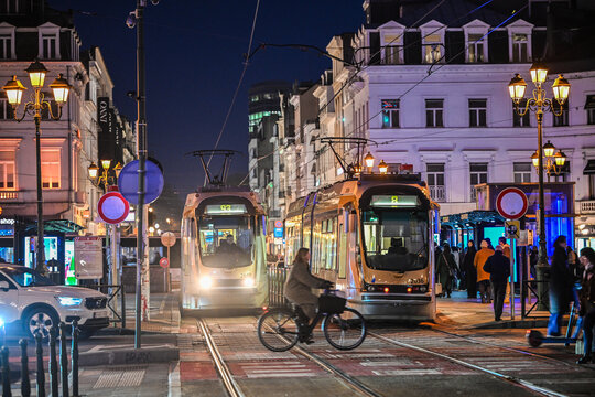 Transport Belgique Bruxelles MIVB STIB tram nuit Louise velo cycliste
