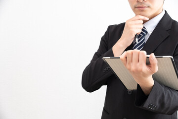 資料を見て考えるビジネスマン