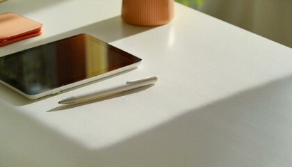 자연광이 비치는 데스크, 무광 디자인의 태블릿과 펜, 플래너