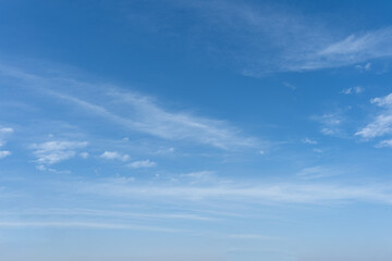 Fototapeta premium Serene Blue Sky with Delicate Cirrus and Cumulus Cloudscape