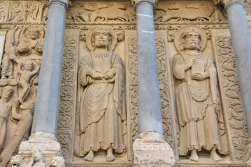 Statues de l'église Saint-Trophîme à Arles. France