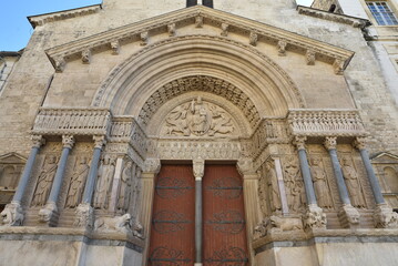 Façade de l'église Saint-Trophîme à Arles. France