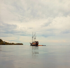 Obraz premium Traditional Phinisi Liveaboard Ship on Calm Ocean Waters