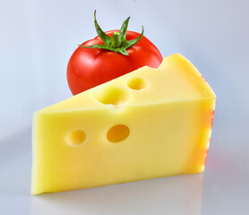 Stueck Emmentaler mit Tomate, Käse, Käsestück, isoliert, Tomate, 