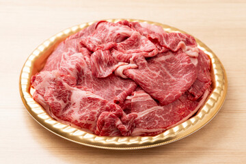 Fototapeta premium テーブルにすき焼き用の牛肩ロース肉