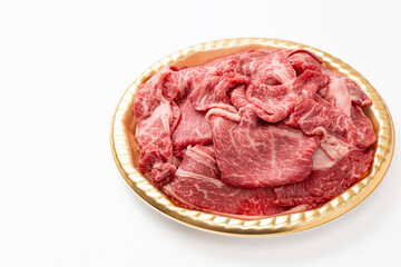 Obraz premium 白背景にすき焼き用の牛肩ロース肉