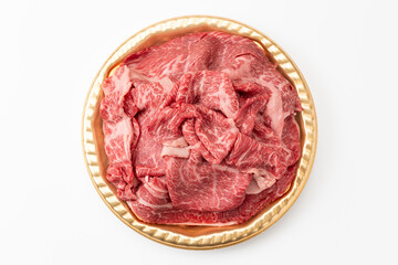 白背景にすき焼き用の牛肩ロース肉