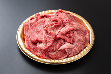Obraz premium 黒背景にすき焼き用の牛肩ロース肉