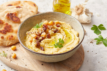 Safran Hummus with Flat Bread