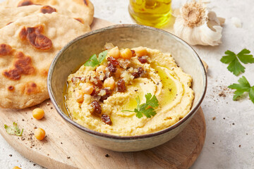 Safran Hummus with Flat Bread
