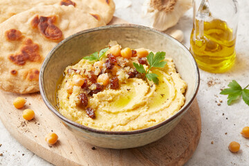 Safran Hummus with Flat Bread
