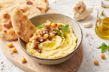 Safran Hummus with Flat Bread