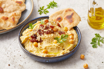 Safran Hummus with Flat Bread