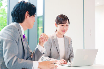 Fototapeta premium 上司に相談をする女性社員