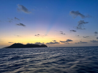 Naklejka premium Guadeloupe - Vue de bateau sur les Saintes au Coucher de soleil