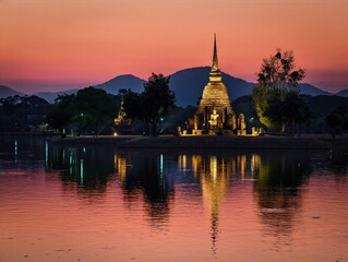 Obraz premium The sunset at Wat Sa Si temple is located a few hundred meters North West of the Wat Mahathat, Sukhothai historical park, Sukhothai, Thailand.