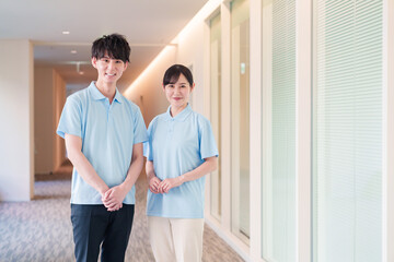 介護施設で働く男女のスタッフ