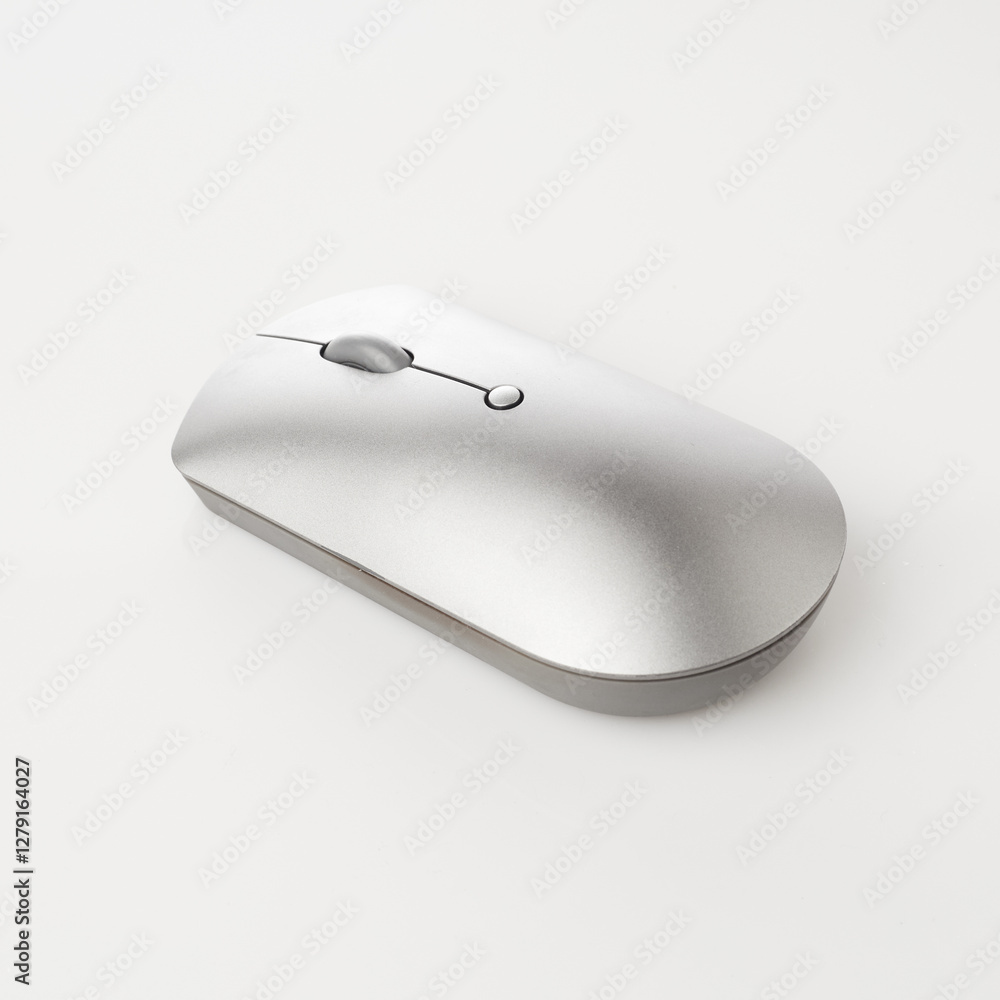 Fototapete a close-up view of a sleek silver computer mouse positioned on a minimalistic white surface emphasiz
