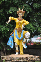 A colorful statue beautifully showcasing traditional dance attire in Ulun Danu Beratan Temple