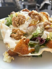 Ensalada con nueces y pollo frito