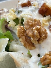 Nueces en ensalada con lechuga y mayonesa-