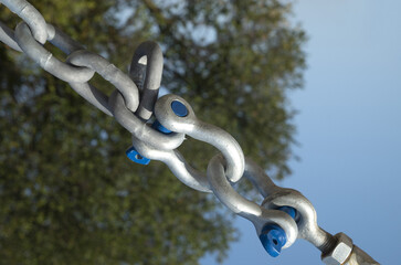 Tensioned chain fastening with two screw pin anchor shackles and eye bolt